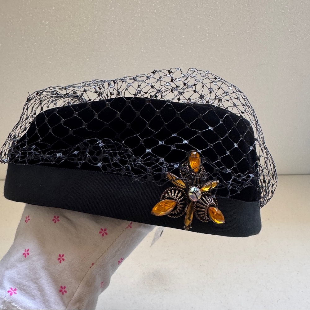 Black Velvet Pillbox Hat with Veil Vintage 60s Lewis II - Picture 6 of 12